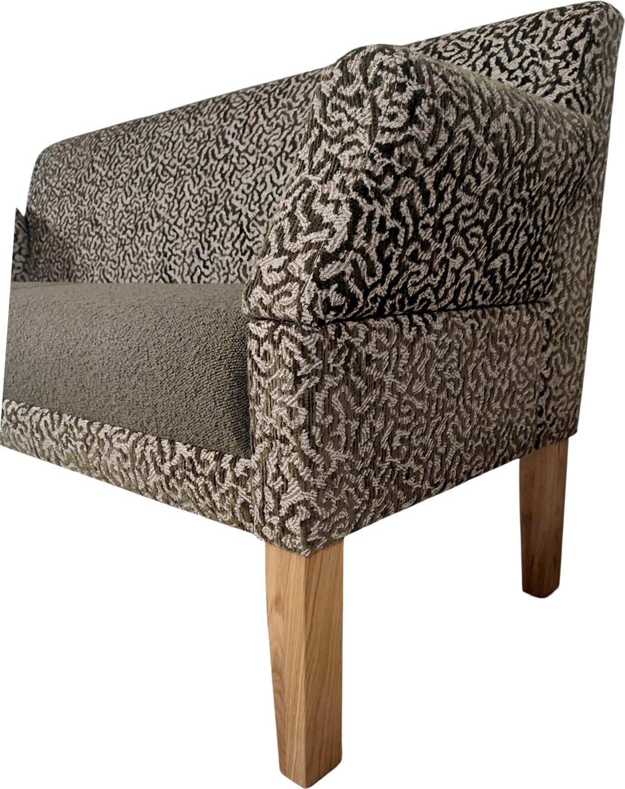 Gepolsterter Sessel mit gemustertem Stoffbezug in Grau/Schwarz, Sitzfläche in Uni-Grau und Holzbeinen, Detailansicht aus seitlicher Vorderansicht (3/4-Perspektive)