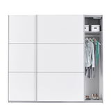 Moderner weißer Schwebetürenschrank mit zwei Türen, teilweise geöffnet, zeigt Innenraum mit Kleiderstange, Kleidung und Aufbewahrungsboxen, frontale Perspektive.