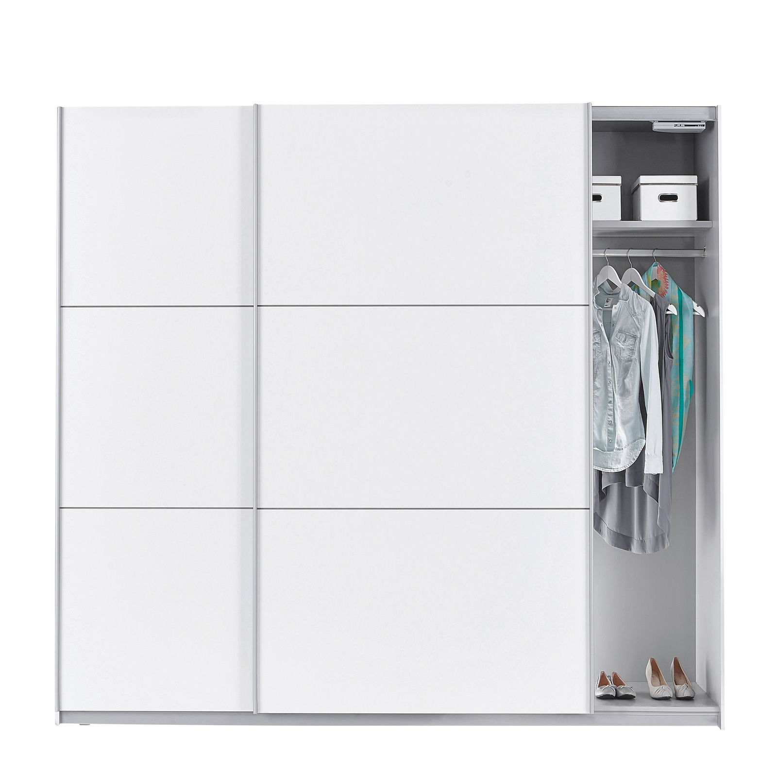 Moderner weißer Schwebetürenschrank mit zwei Türen, teilweise geöffnet, zeigt Innenraum mit Kleiderstange, Kleidung und Aufbewahrungsboxen, frontale Perspektive.