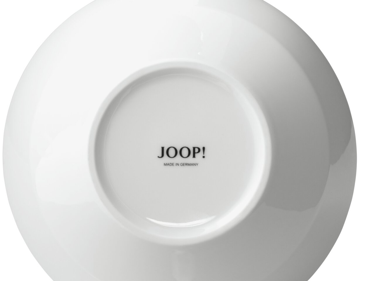 Unterseite einer weißen Schale mit der Aufschrift 'JOOP! MADE IN GERMANY', von unten fotografiert.