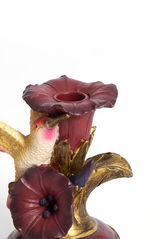 Kerzenständer in Form einer roten Blume mit einem goldenen Kolibri, seitliche Perspektive