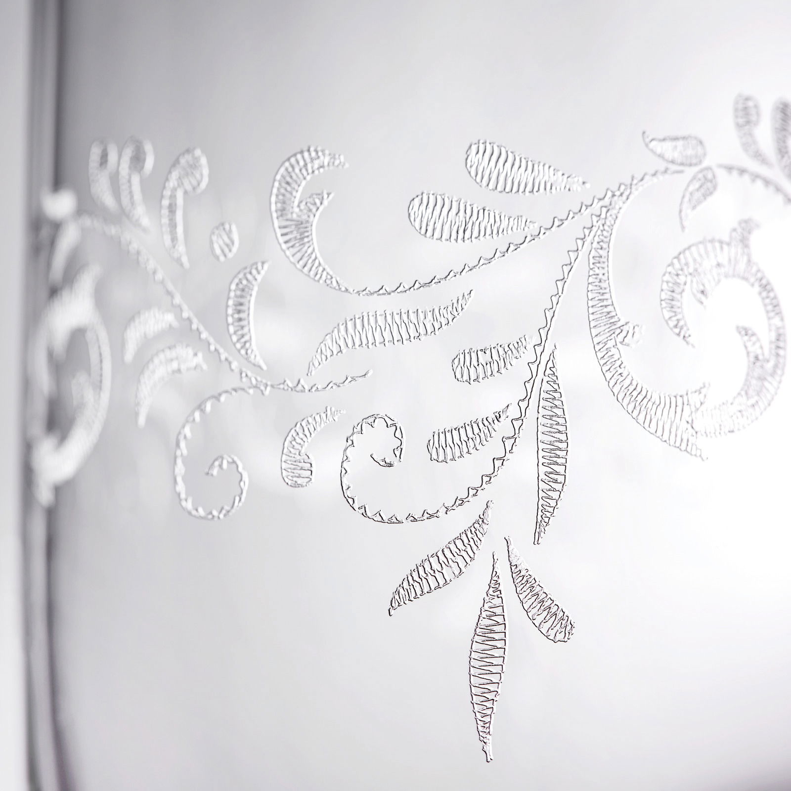 Novel Becher ROMANCE Nahaufnahme eines Bechers mit romantischem, floralen Muster in Weiß auf transparentem Hintergrund.