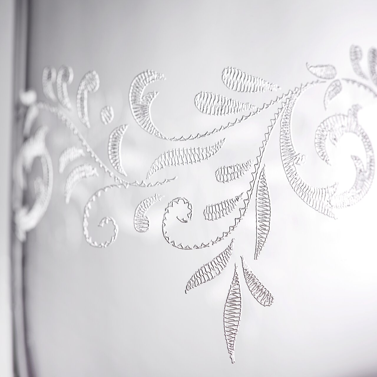 Novel Becher ROMANCE Nahaufnahme eines Bechers mit romantischem, floralen Muster in Weiß auf transparentem Hintergrund.