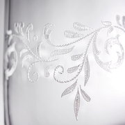 Nahaufnahme eines Bechers mit romantischem, floralen Muster in Weiß auf transparentem Hintergrund.