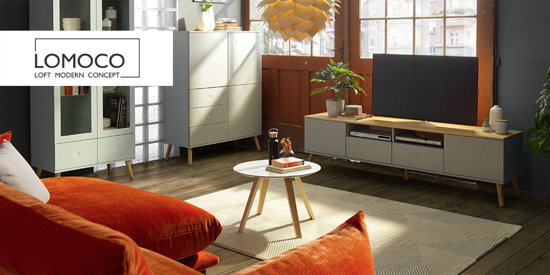 Wohnzimmer mit modernen Möbeln und warmen orangefarbenen Kissen mit LOMOCO-Logo in der Ecke.