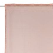 Close-up van een roze kant-en-klaar gordijn van het merk Nora, opgehangen aan een gordijnroede.