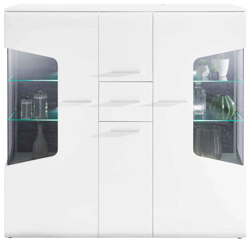 Weiße Highboard-Vitrine mit Glaseinsätzen und dekorativen Objekten, frontale Ansicht