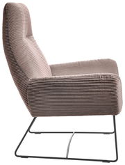Seitenansicht eines Sessels mit geripptem Stoffbezug und schlankem Metallgestell.