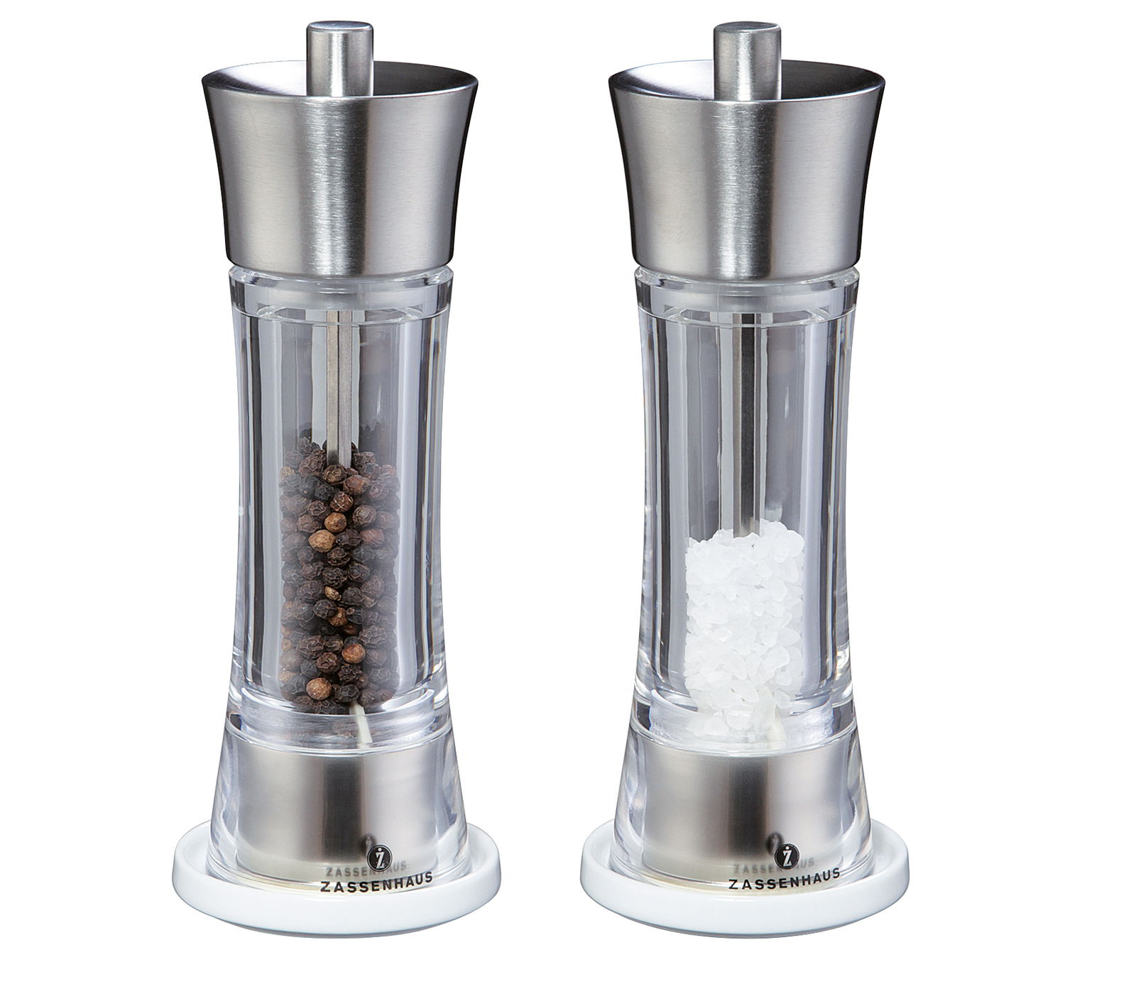 Zwei transparente Gewürzmühlen mit Edelstahlkappen, eine mit Pfefferkörnern und eine mit grobem Salz, auf weißen Porzellanuntersetzern, frontale Ansicht.