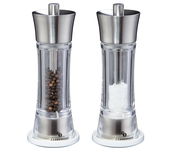 Zwei transparente Gewürzmühlen mit Edelstahlkappen, eine mit Pfefferkörnern und eine mit grobem Salz, auf weißen Porzellanuntersetzern, frontale Ansicht.
