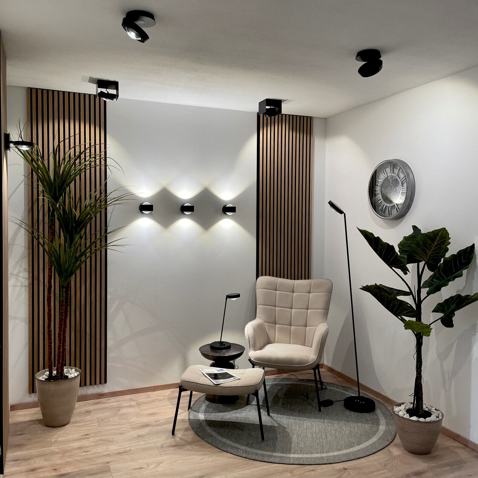 Megatron LED-Deckenleuchte CARDANO Moderne LED-Deckenleuchte CARDANO in einem stilvoll eingerichteten Raum mit Pflanzen und gemütlicher Sitzecke, Perspektive von unten.