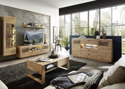 Moderne Wohnzimmer-Wandkombination aus Holz in einem hellen Raum mit großen Fenstern, seitliche Perspektive.