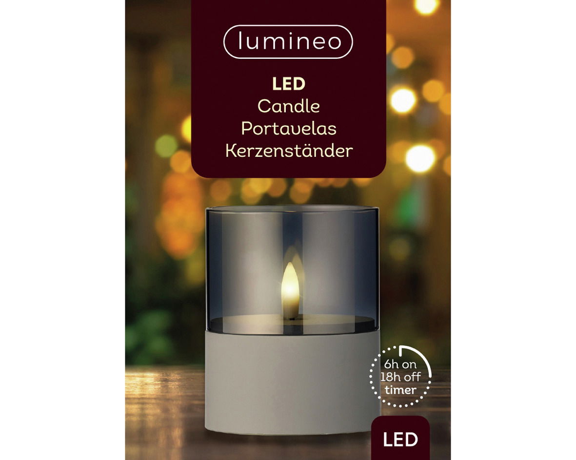 LED Kerze in einem Glasbehälter auf einem Tisch, frontal betrachtet, mit warmem Licht und Timer-Funktion.