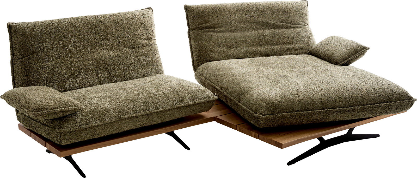Zweiteiliges Lounge-Sofa/Daybed mit olivgrünem Bouclé-Bezug, Holzplattform und schwarzen Metallfüßen, mit Armkissen; Ansicht schräg von vorne.