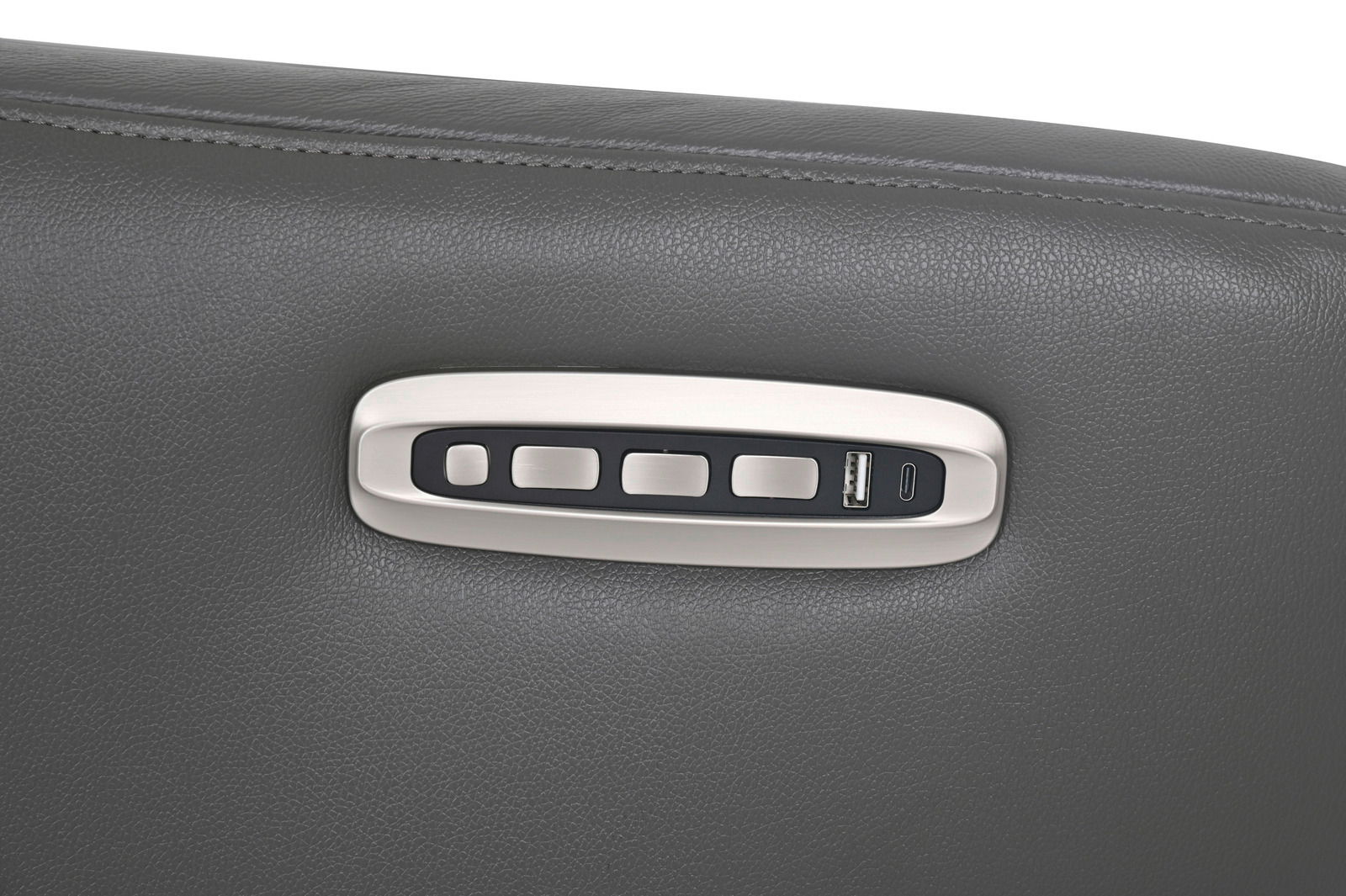 Nahaufnahme der Bedienelemente eines grauen Relaxsessels mit USB-Anschluss und Tasten auf der Armlehne.