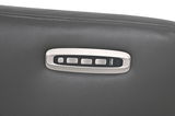 Nahaufnahme der Bedienelemente eines grauen Relaxsessels mit USB-Anschluss und Tasten auf der Armlehne.