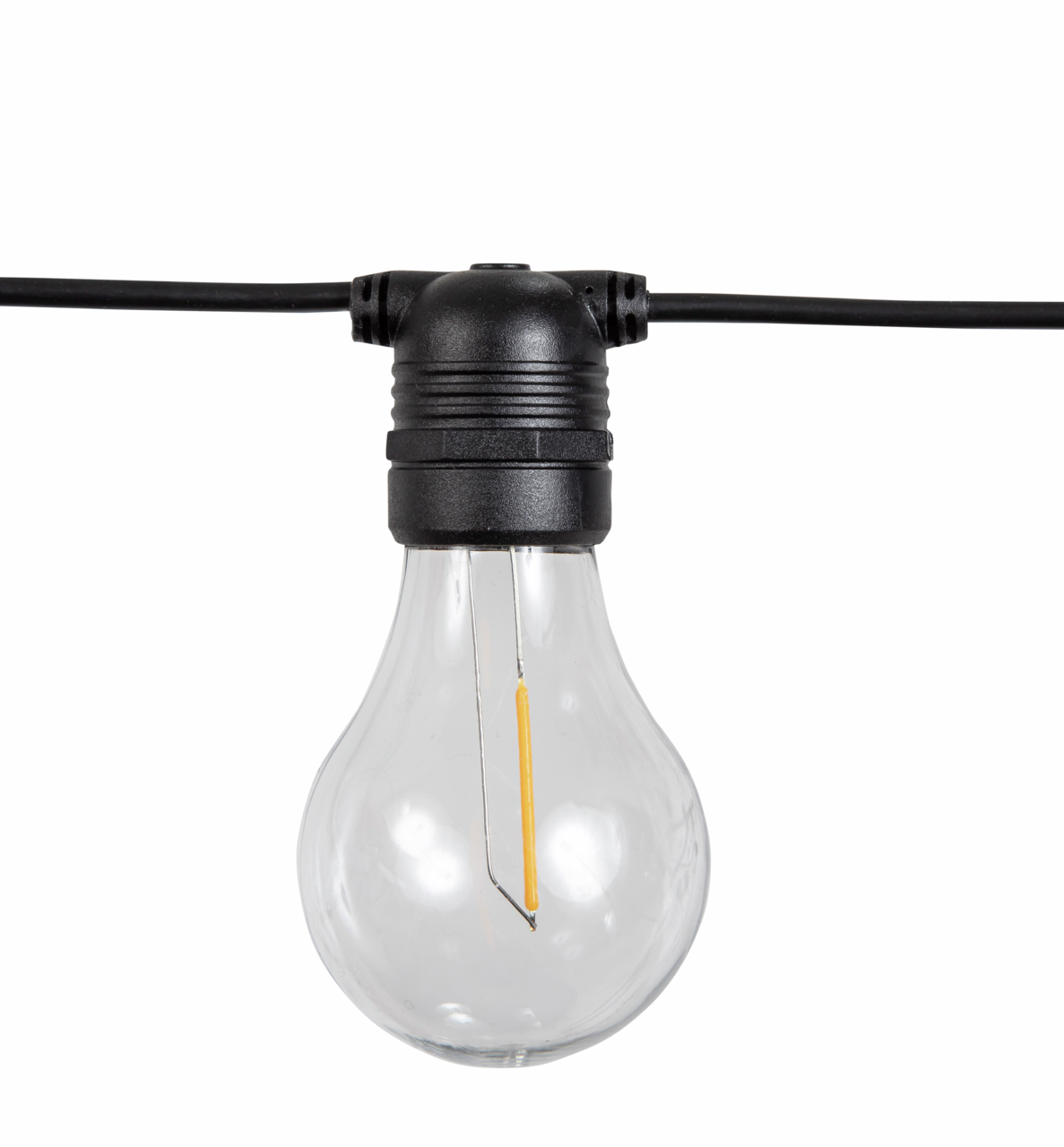 Nahaufnahme einer klaren Glühbirne an einer schwarzen Lichterkette, frontal betrachtet.