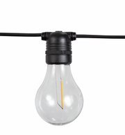 Nahaufnahme einer klaren Glühbirne an einer schwarzen Lichterkette, frontal betrachtet.