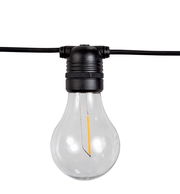 Nahaufnahme einer klaren Glühbirne an einer schwarzen Lichterkette, frontal betrachtet.