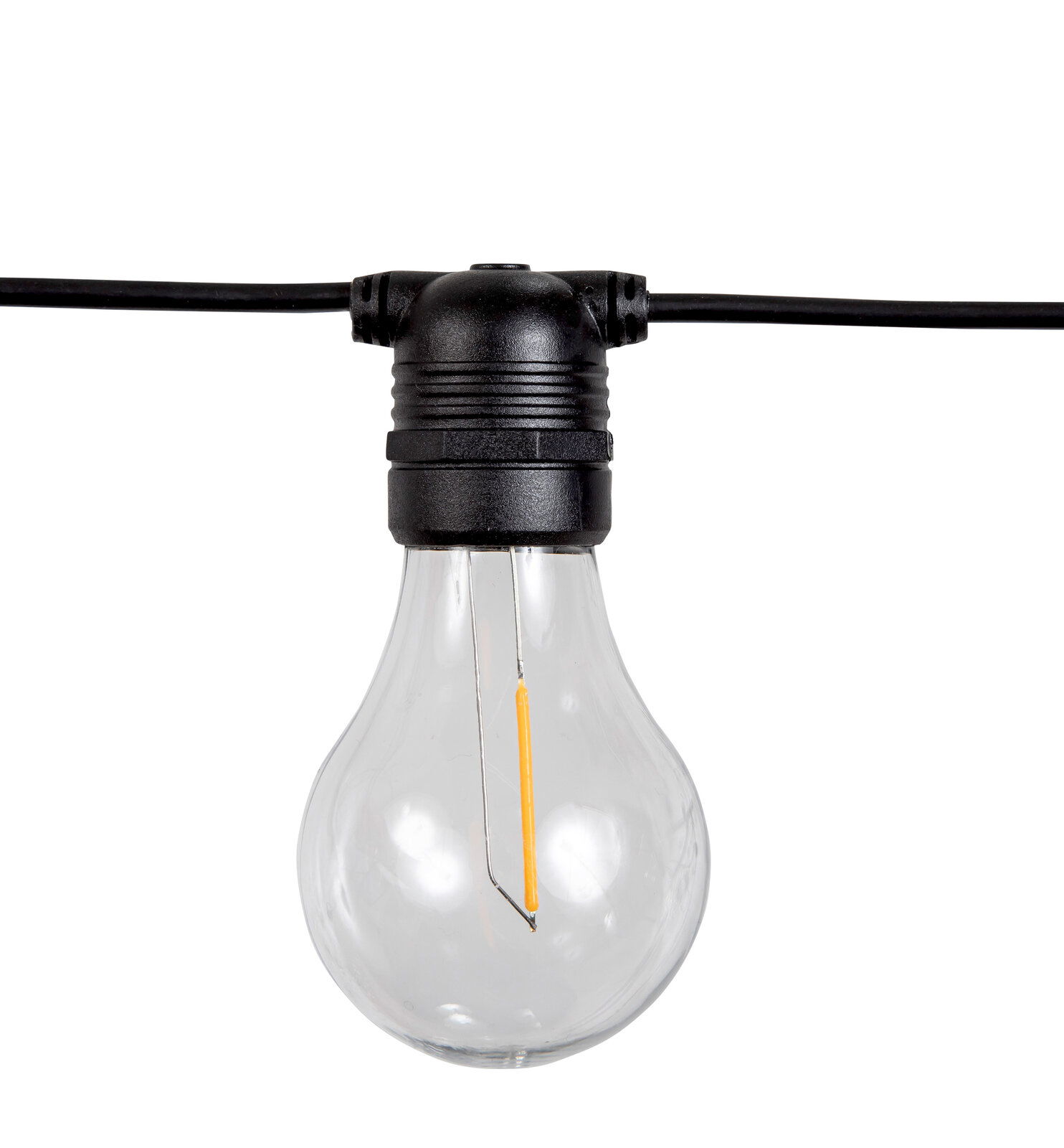 Nahaufnahme einer klaren Glühbirne an einer schwarzen Lichterkette, frontal betrachtet.