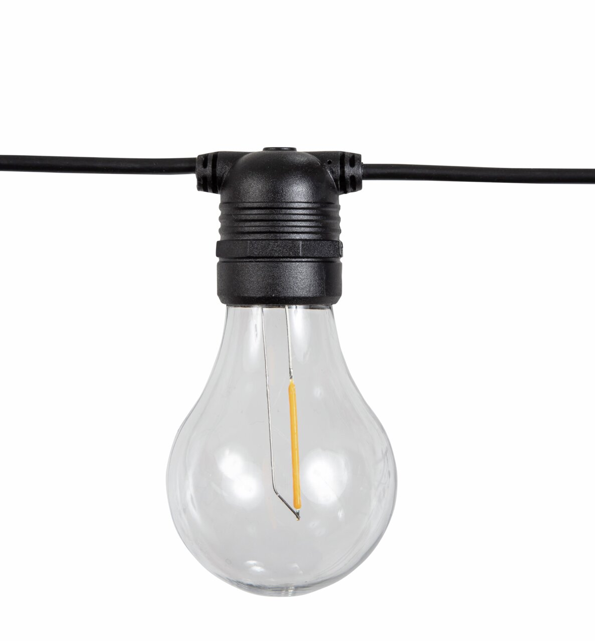Nahaufnahme einer klaren Glühbirne an einer schwarzen Lichterkette, frontal betrachtet.