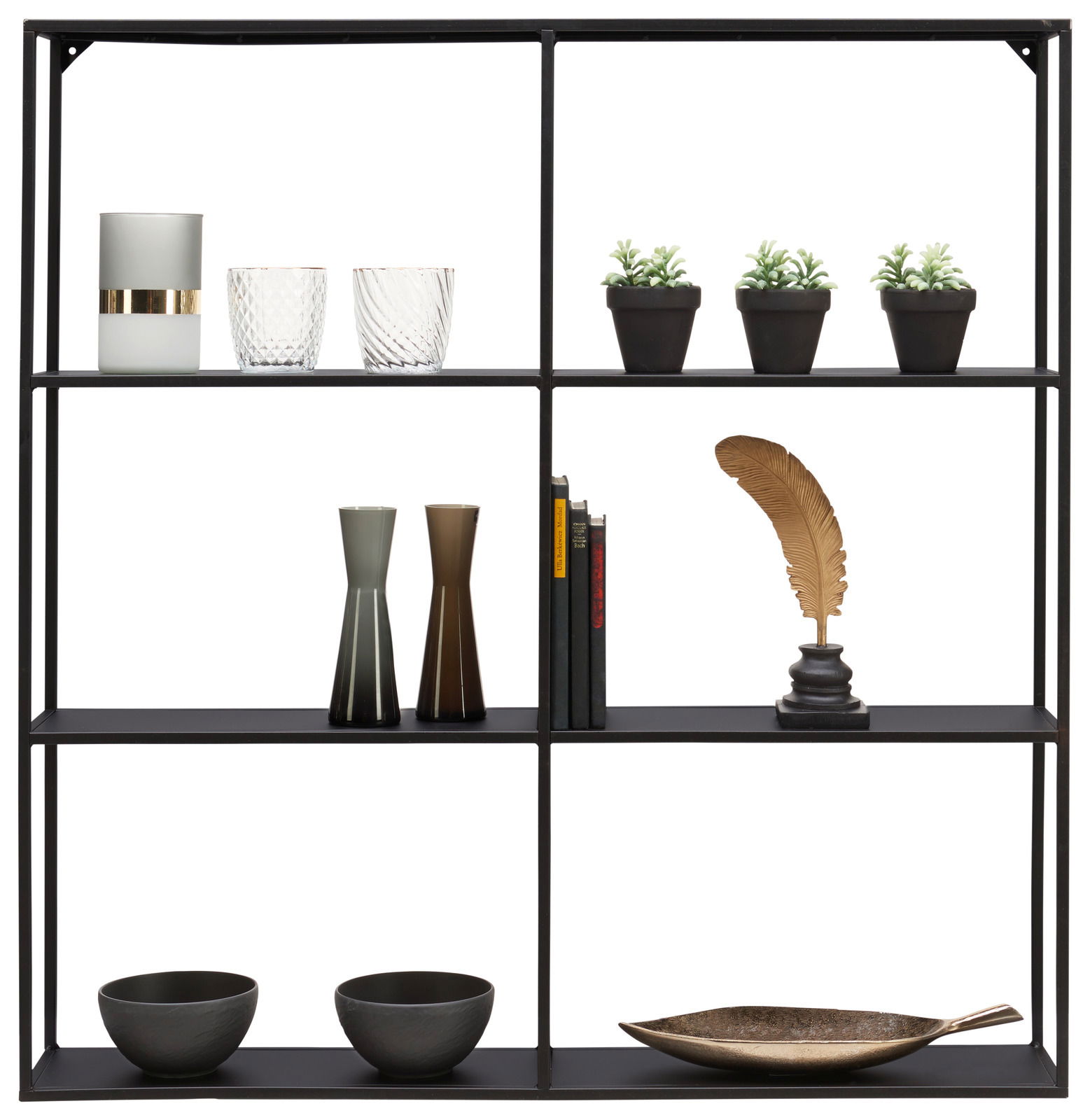 Schwarzes Wandregal mit dekorativen Objekten, darunter Vasen, Bücher, Pflanzen und eine goldene Feder, frontal betrachtet.
