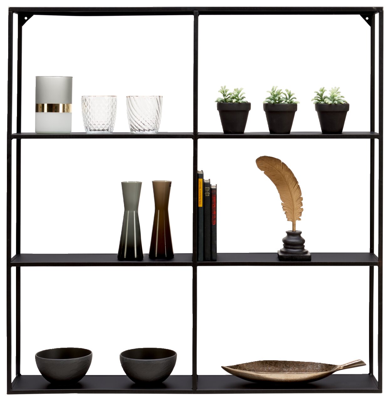 XORA Wandregal NILS Schwarzes Wandregal mit dekorativen Objekten, darunter Vasen, Bücher, Pflanzen und eine goldene Feder, frontal betrachtet.
