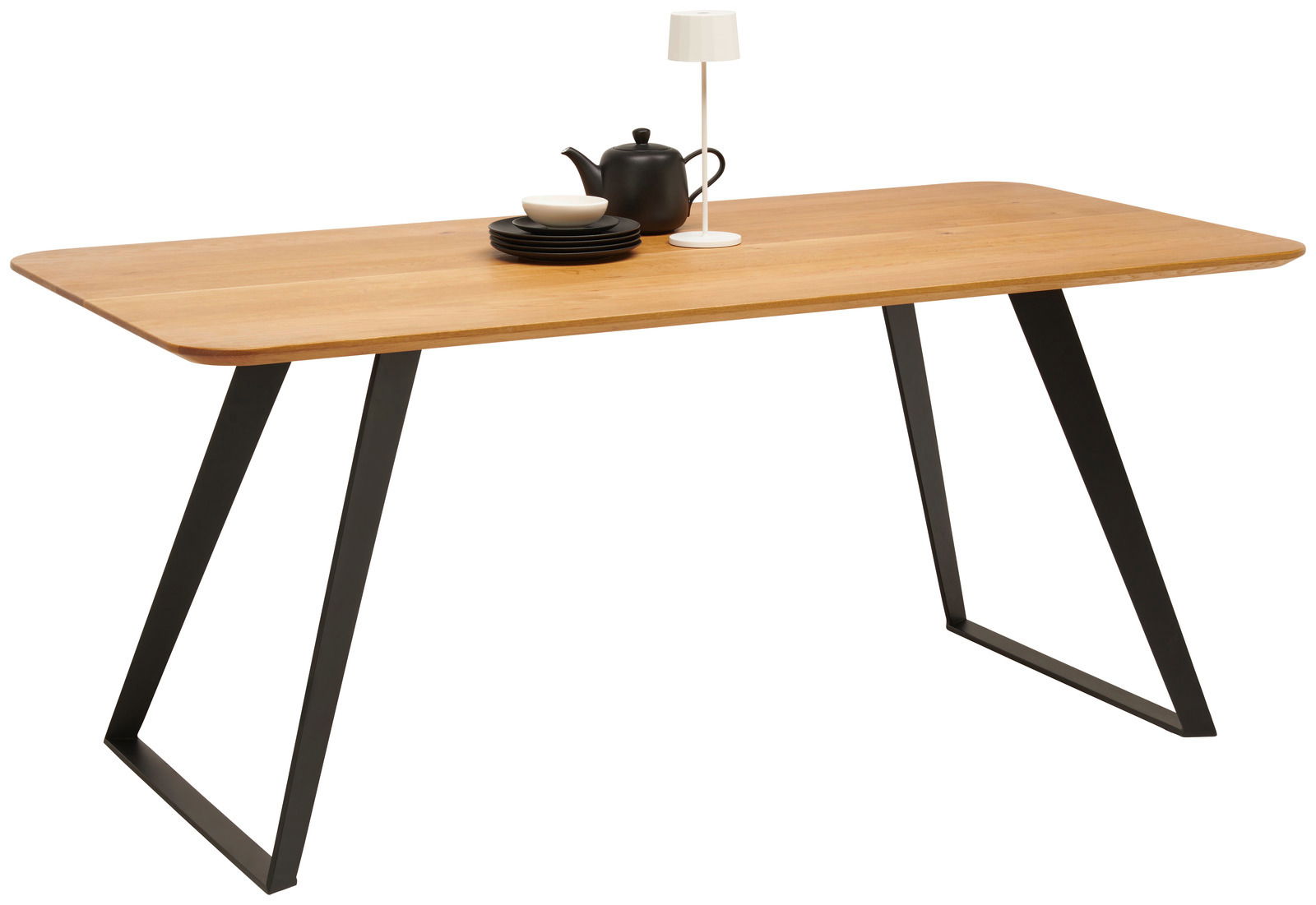 Moderner Esstisch aus Holz mit schwarzen Metallbeinen, seitliche Perspektive, dekoriert mit Geschirr und Lampe.