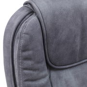 Nahaufnahme der Rückenlehne eines grauen Chefsessels mit sichtbaren Nähten.