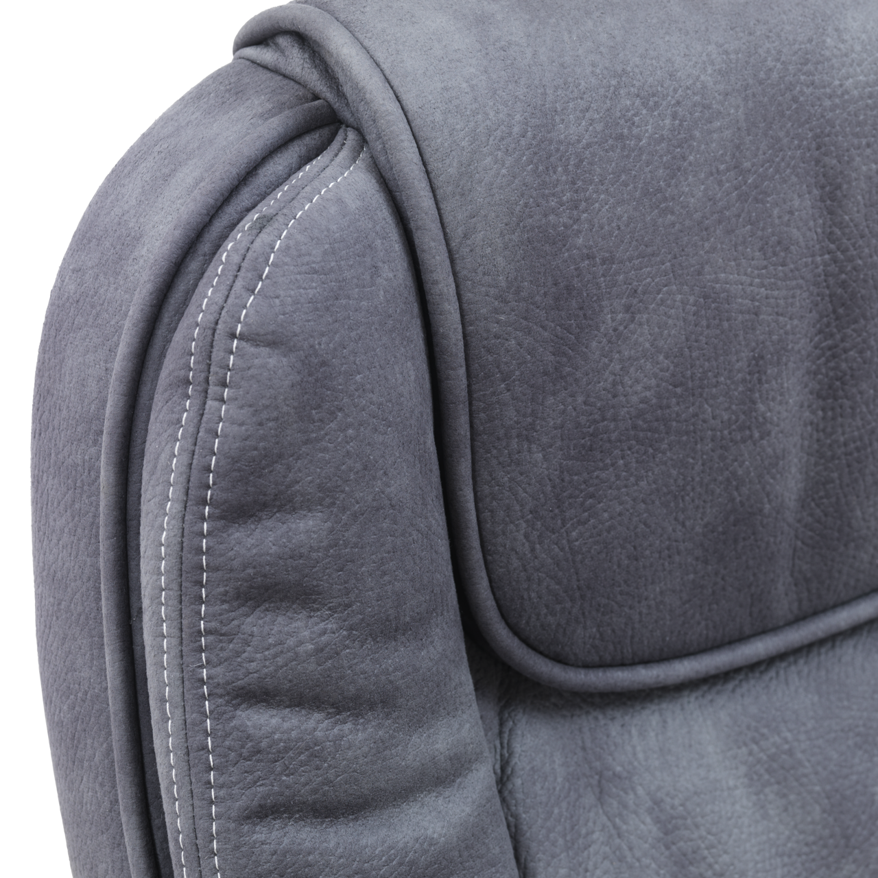 Nahaufnahme der Rückenlehne eines grauen Chefsessels mit sichtbaren Nähten.