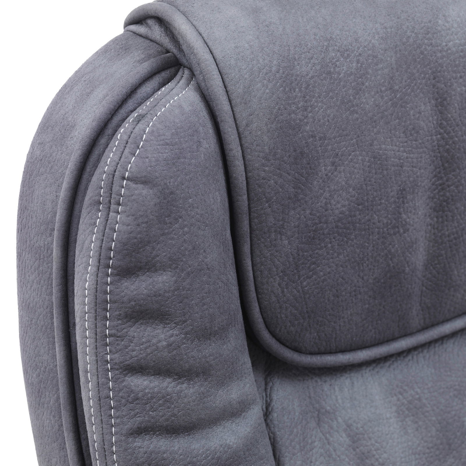 Nahaufnahme der Rückenlehne eines grauen Chefsessels mit sichtbaren Nähten.
