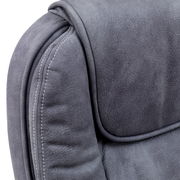 Nahaufnahme der Rückenlehne eines grauen Chefsessels mit sichtbaren Nähten.