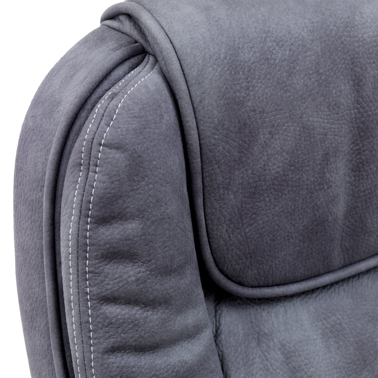 Nahaufnahme der Rückenlehne eines grauen Chefsessels mit sichtbaren Nähten.