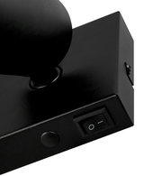 Nahaufnahme eines schwarzen Strahlers mit Schalter, seitliche Perspektive