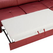 Nahaufnahme einer roten Polsterrundecke mit ausziehbarem weißen Bettkasten.