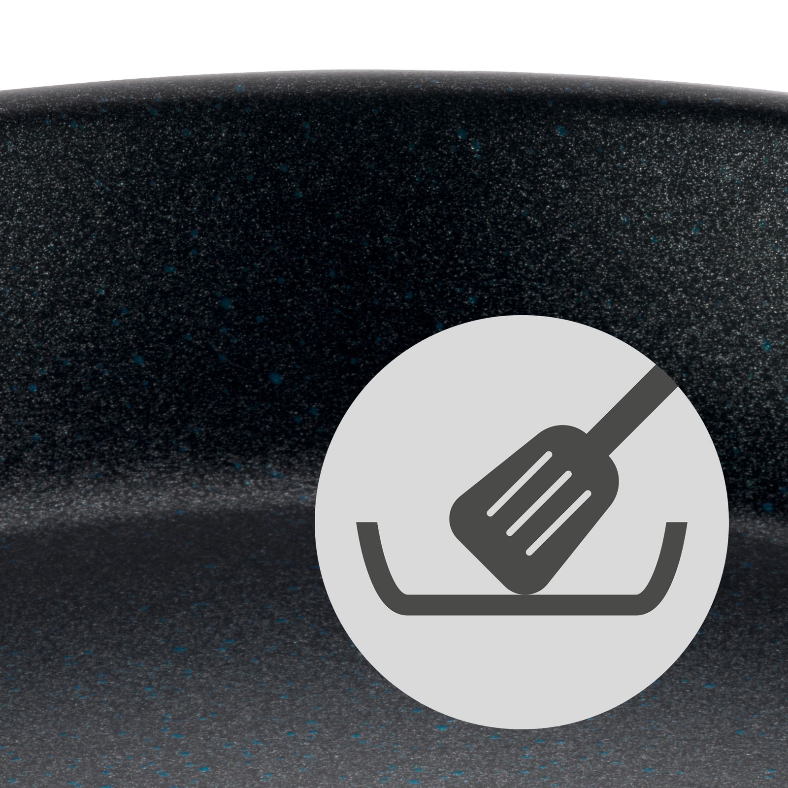 Nahaufnahme einer schwarzen, beschichteten Pfanne mit PermaDur-Oberfläche, geeignet für den Einsatz mit Küchenutensilien. Ansicht von oben.