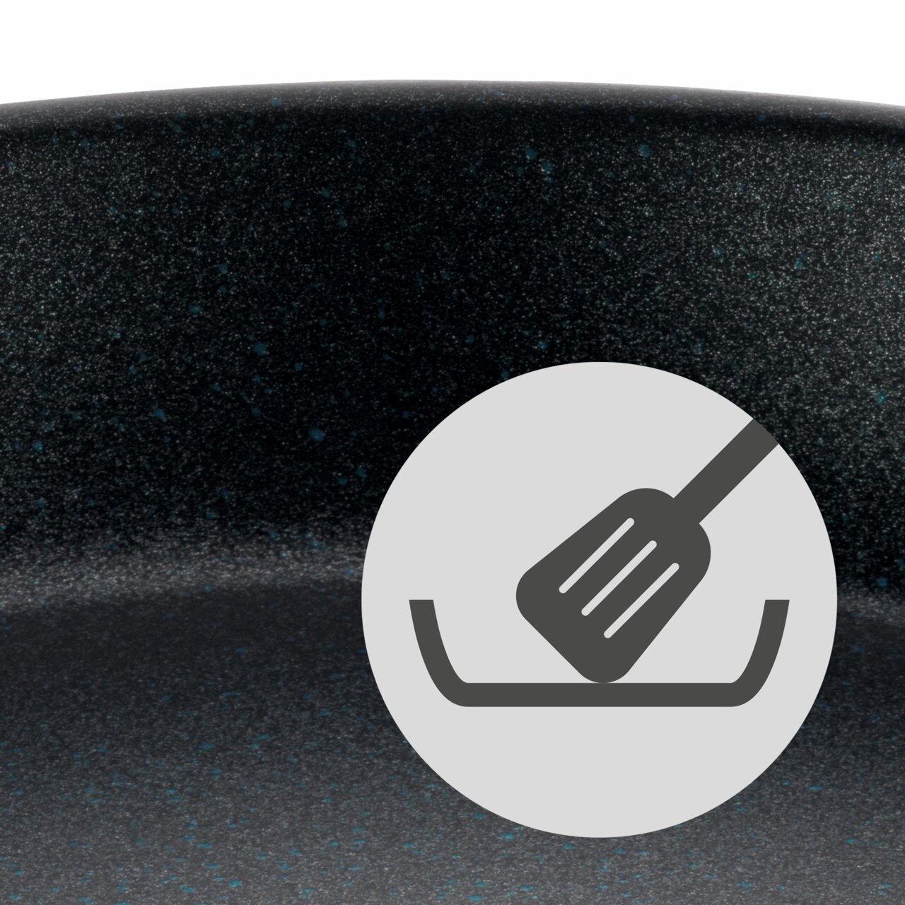 Nahaufnahme einer schwarzen, beschichteten Pfanne mit PermaDur-Oberfläche, geeignet für den Einsatz mit Küchenutensilien. Ansicht von oben.