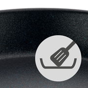 Nahaufnahme einer schwarzen, beschichteten Pfanne mit PermaDur-Oberfläche, geeignet für den Einsatz mit Küchenutensilien. Ansicht von oben.