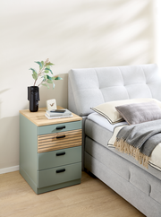 Rollcontainer mit drei Schubladen in einem modernen Schlafzimmer, seitliche Perspektive