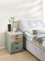 Rollcontainer mit drei Schubladen in einem modernen Schlafzimmer, seitliche Perspektive