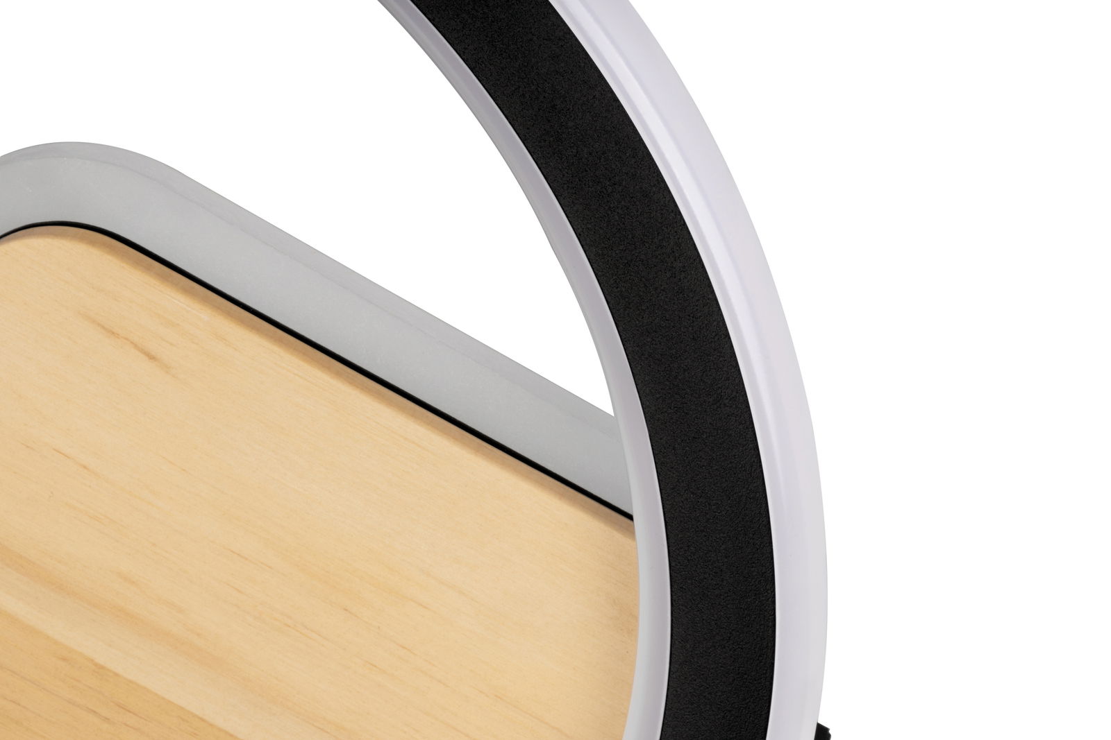 Detailansicht einer modernen LED-Deckenleuchte mit Holz- und Metallelementen, seitliche Perspektive