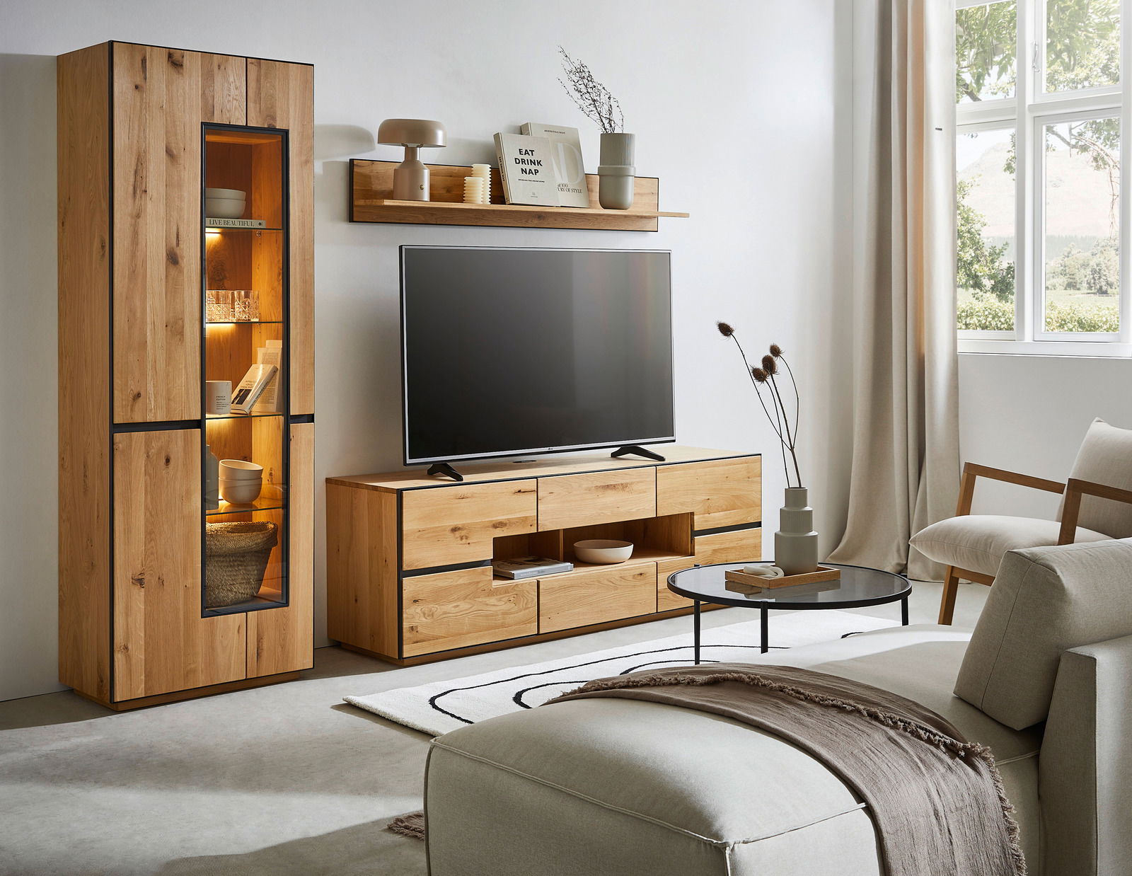 Moderne Wohnzimmer-Wandkombination aus Holz mit Vitrine, TV-Schrank und Regal, seitliche Perspektive