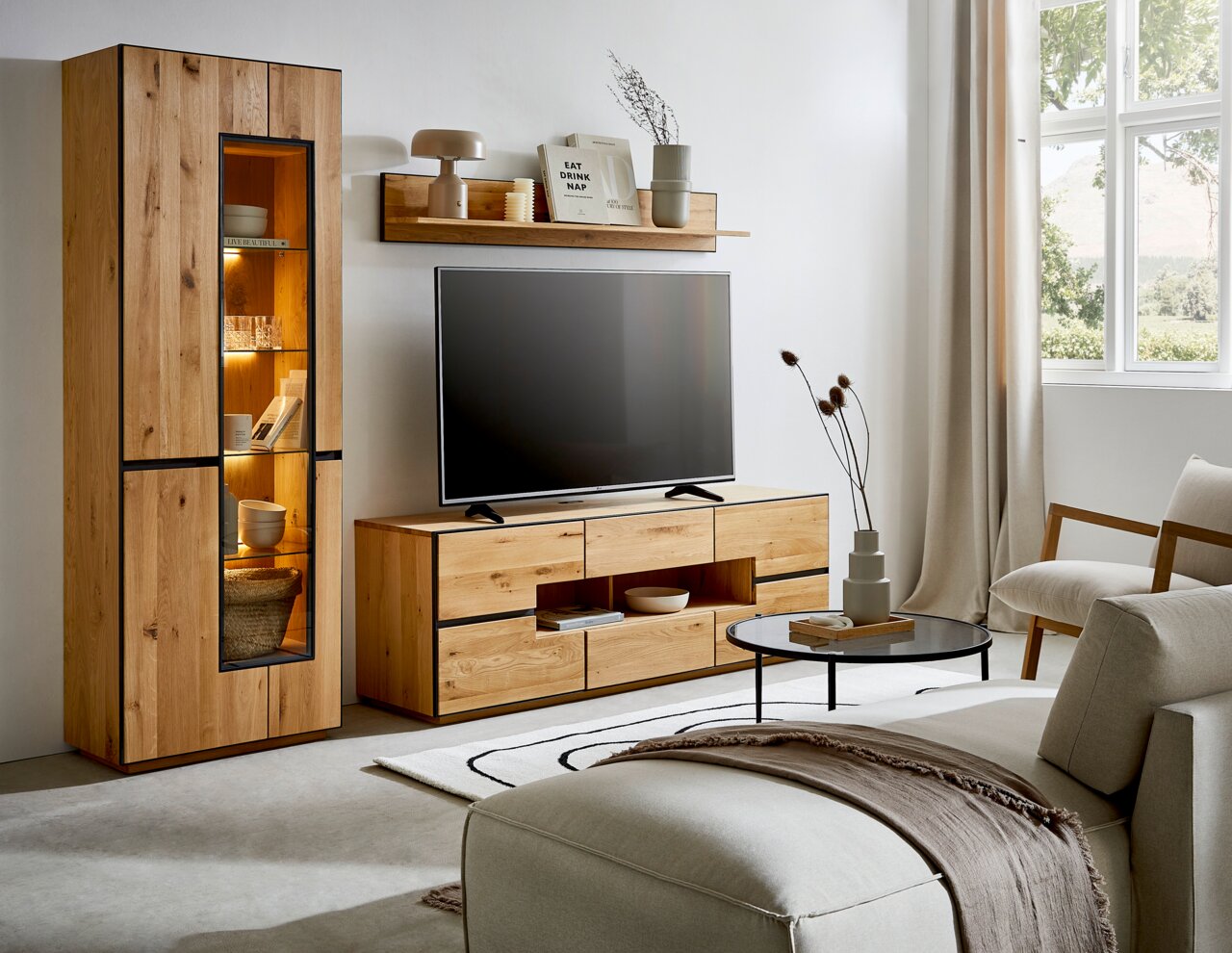 Moderne Wohnzimmer-Wandkombination aus Holz mit Vitrine, TV-Schrank und Regal, seitliche Perspektive
