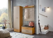 Modernes Garderoben-Set im Flur mit hoher Schrankgarderobe, Sitzbank mit Polster und Wandpaneel mit Ablage und Haken in Holz- und Beige-Optik, aufgenommen in frontaler Perspektive leicht von links.