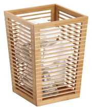 Papierkorb aus Bambus mit Gitterdesign, gefüllt mit zerknülltem Papier, aus schräger Perspektive fotografiert