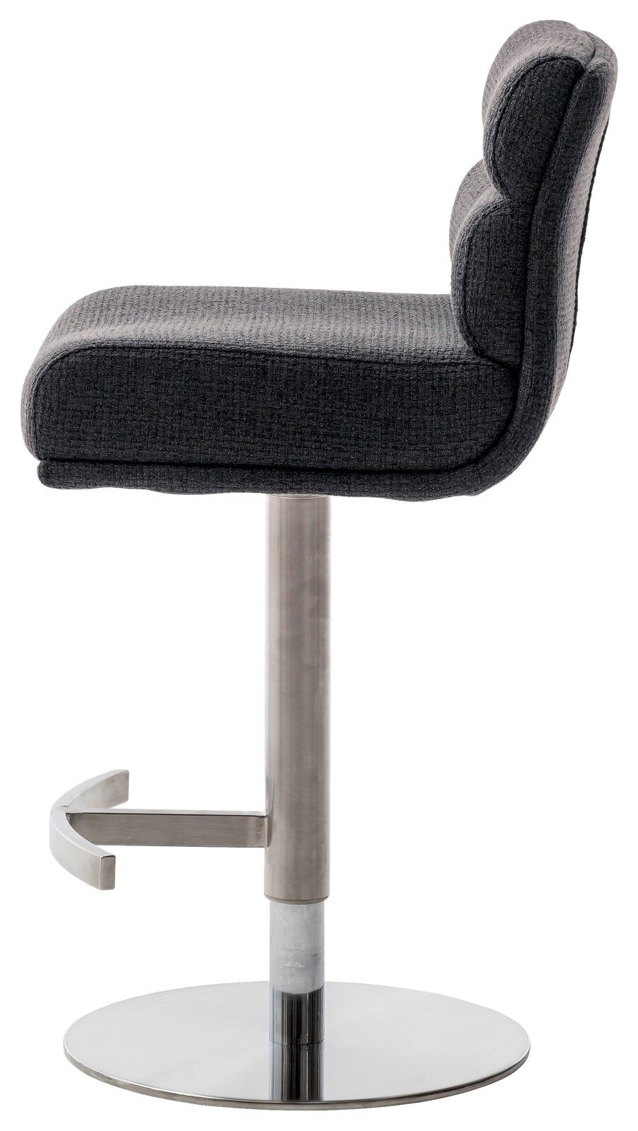 Seitenansicht eines modernen Barstuhls mit grauem Stoffbezug und verchromtem Fußgestell.