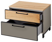 Garderobenbank mit zwei offenen Schubladen, eine in Holzoptik und die andere in Grau, aus seitlicher Perspektive