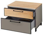 Garderobenbank mit zwei offenen Schubladen, eine in Holzoptik und die andere in Grau, aus seitlicher Perspektive