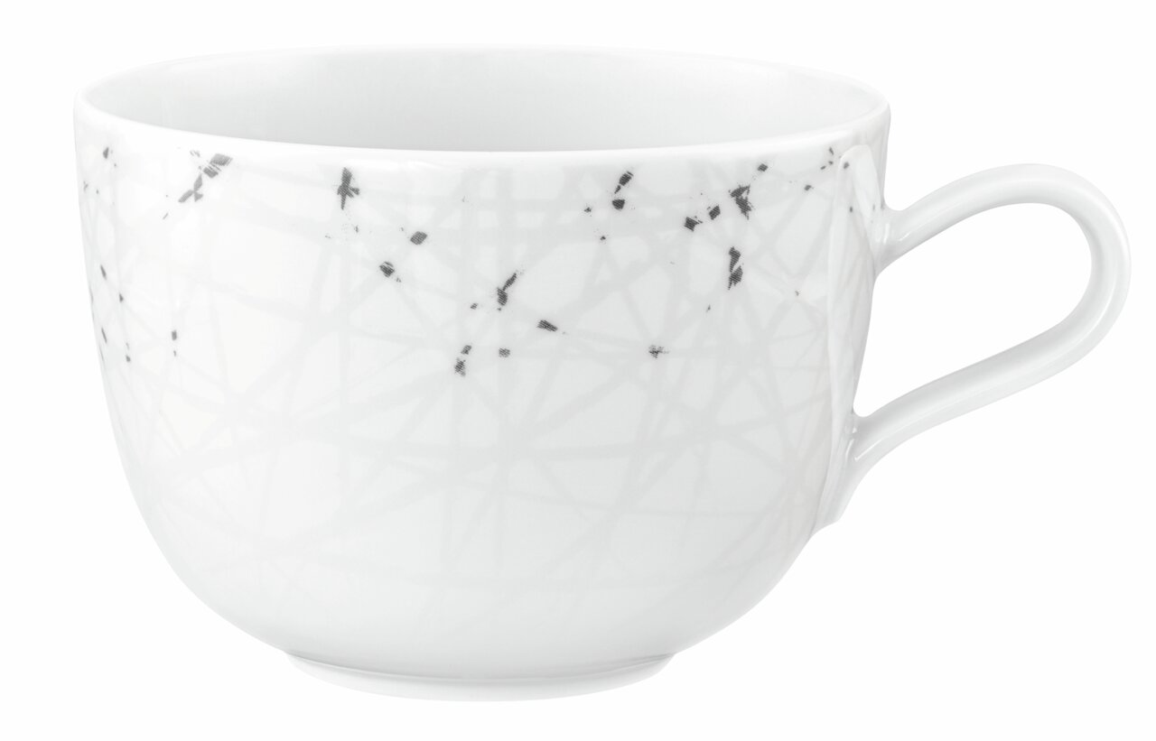 Weiße Milchkaffeetasse mit grauem, abstraktem Muster, seitliche Perspektive