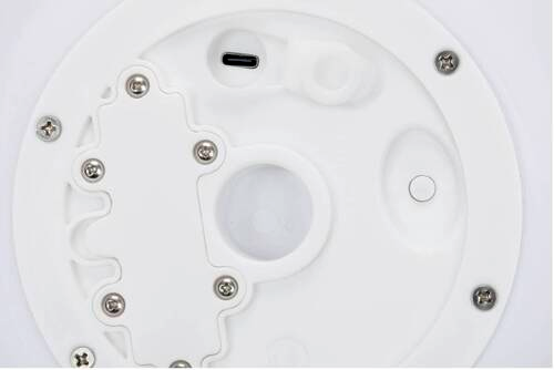 Unterseite einer weißen Solarleuchte mit Schrauben und Anschluss für USB-Kabel.